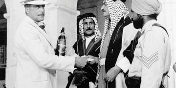 Quand Oliver Reed s’est mis à dos les autorités irakiennes à cause de son alcoolisme…