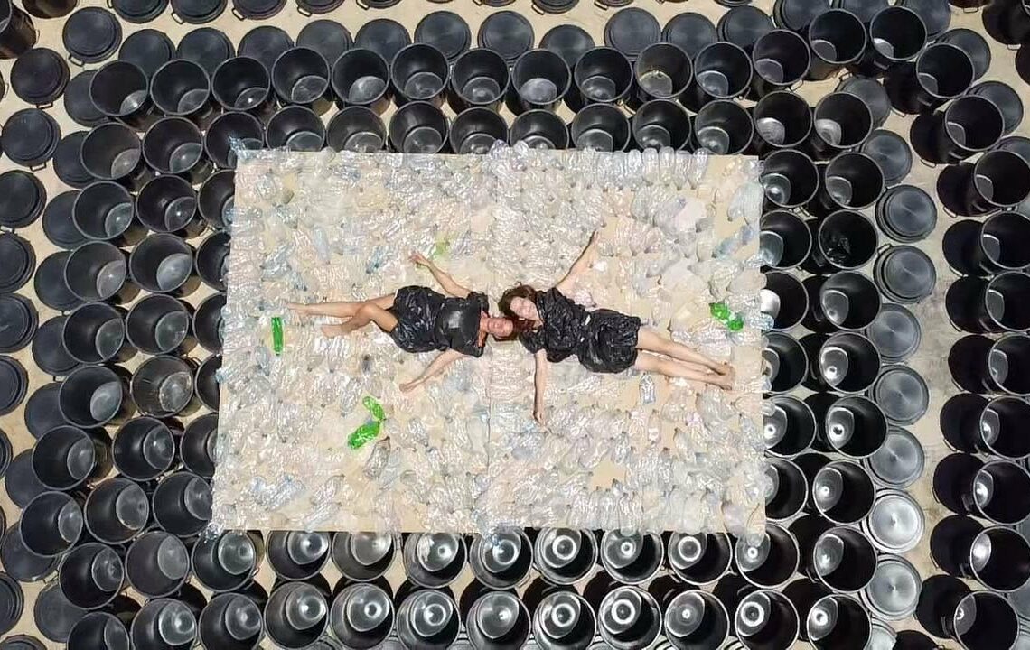 Installation artistique à la plage de Chaffar Mahrès: Quand les déchets deviennent le miroir d’un littoral en danger