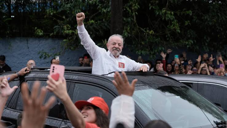 Le Brésil résiste à l’extrême-droite: Lula bat Flavio Bolsonaro et est réélu président pour une quatrième fois